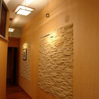 Paneler gjorda av natursten på korridorväggen