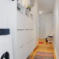 Smal garderob längs korridorväggen i ett privat hus