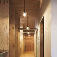 Avslutar en smal korridor med plywoodskivor