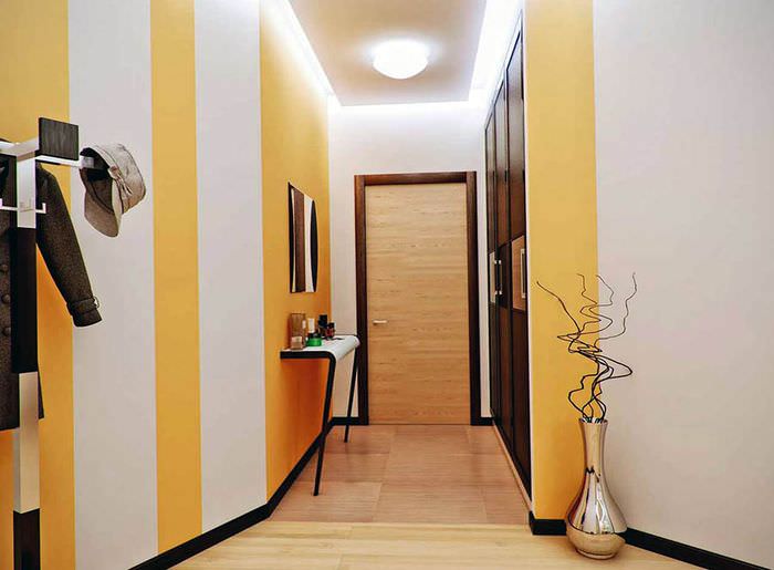 קירות צהובים בהירים במסדרון צר