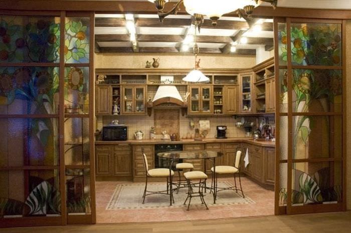 A konyha és a nappali közötti válaszfal eredeti dekorációja a házban