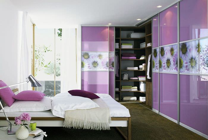 Modulär garderob med lila dörrar