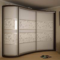 Trapesformet garderobe med buede fronter