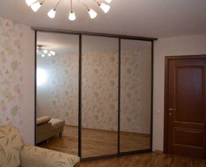 Speilede dører i en trekantet garderobe