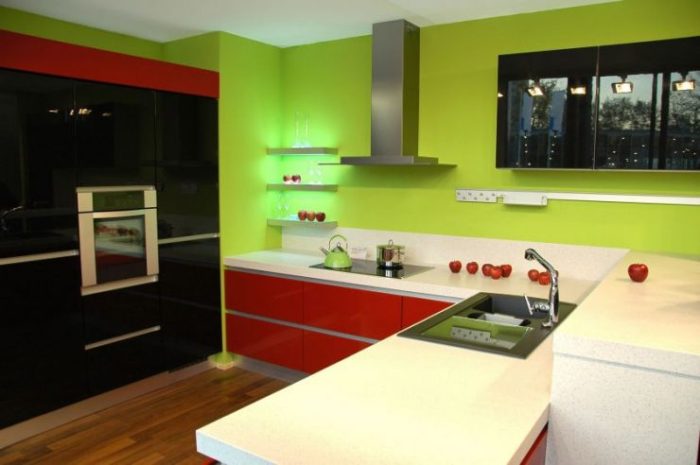 مطبخ أخضر وأحمر.