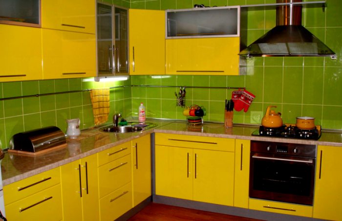 المطبخ أخضر وأصفر.