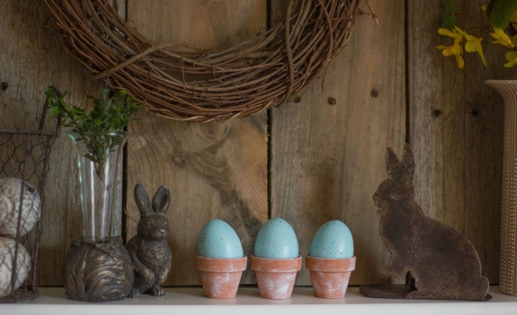 rustikke dekorationsideer til påske påskeæg-lyseblå-lerkrukke-stand-kaniner
