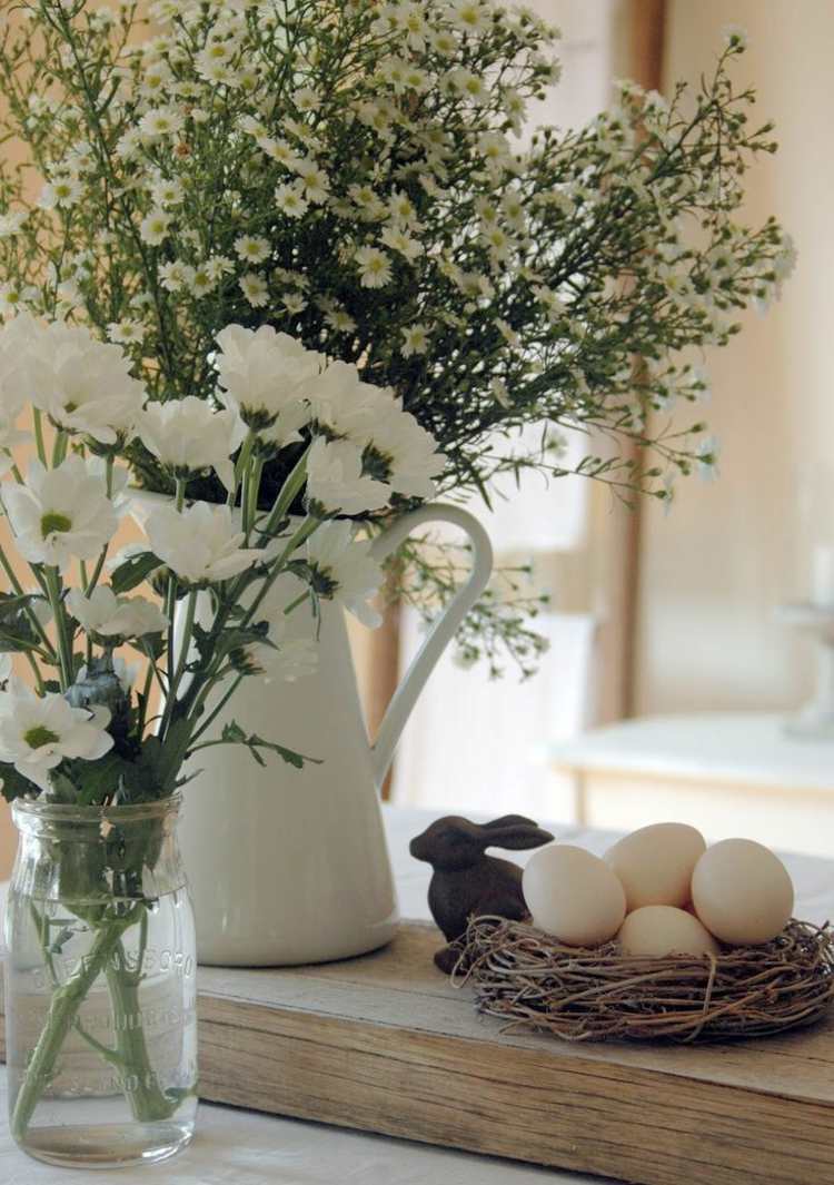rustikke dekorationsideer til påskehvide-blomster-vaser-påske-rede-æg