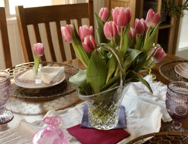 rustikke borddekoration ideer påske glas vase kurv lyserøde tulipaner