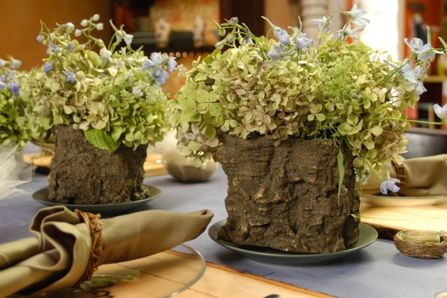 rustik indretning påske bord træ bark hortensia vase