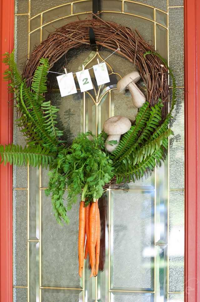 rustikke dekorationsideer til påske hoveddørkrans bregner gulerødder