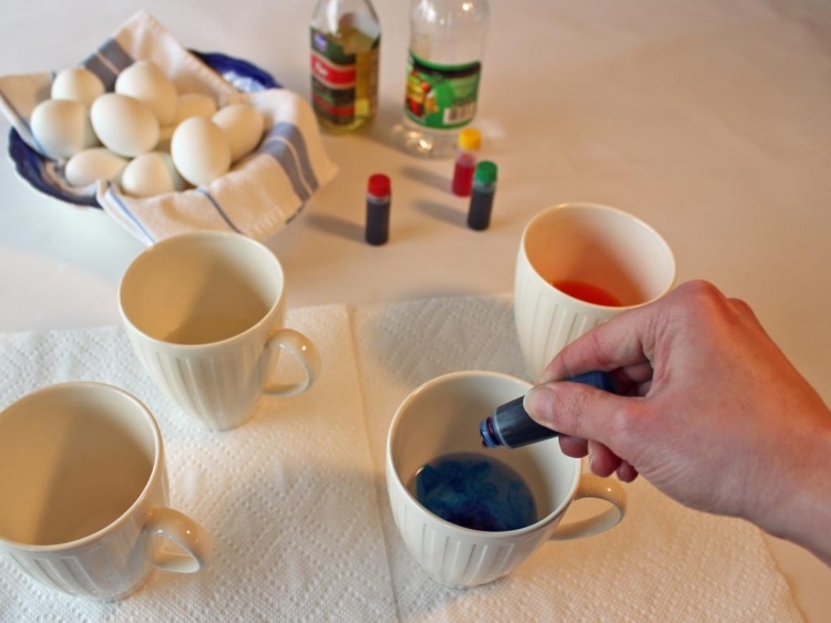 Farvning af påskeæg marmor-effekt-æg-farve-kopper-blanding