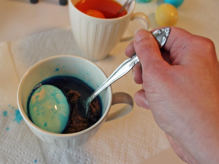 Påskeæg-farve-marmor-effekt-blå-kop