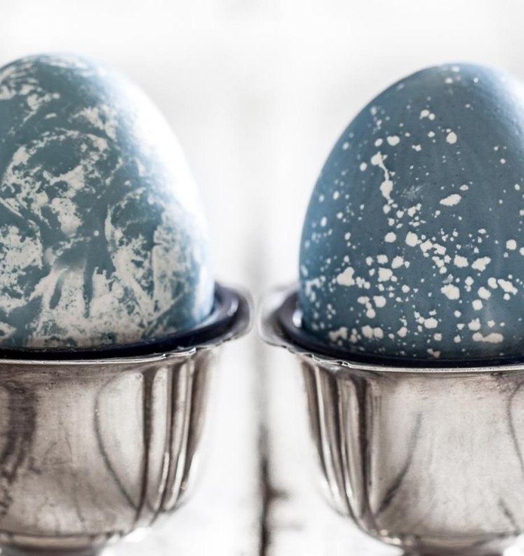 påskeæg-farver-marmor-effekt-blå-hvid-minimalistisk-æg-kop-sølv