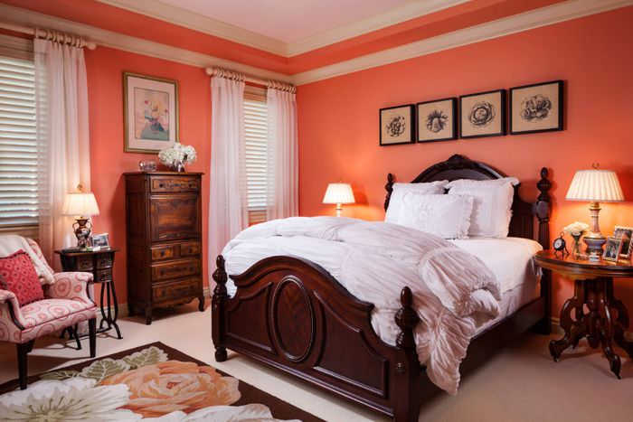 Розови стени в неокласическа спалня