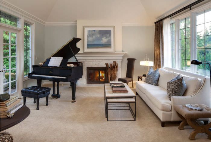 Пиано в интериора на хола в неокласически стил