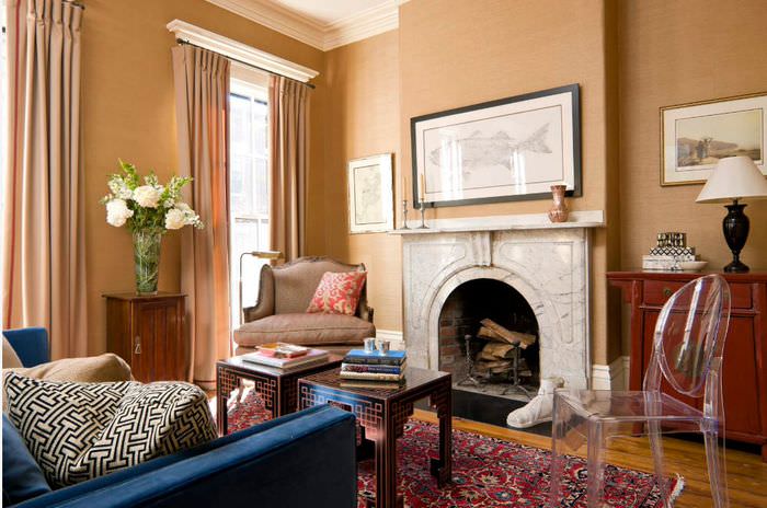 Marmorkamin im neoklassizistischen Wohnzimmer