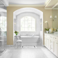 Weißes Badezimmer im neoklassizistischen Stil
