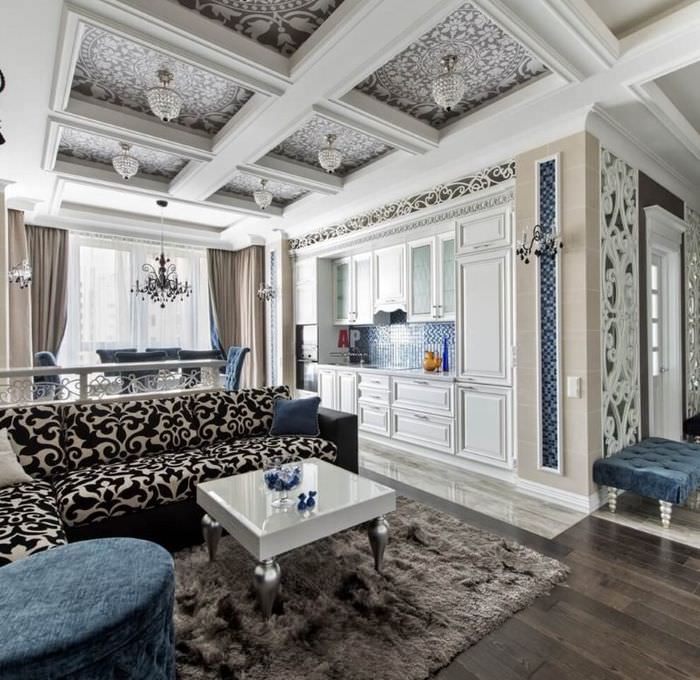 Decke mit geprägten Balken in einem neoklassizistischen Wohnzimmer