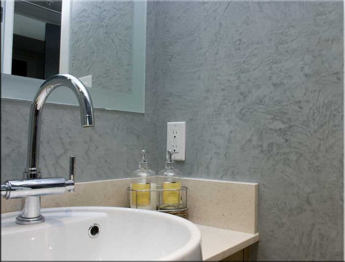 הרעיון של טיח דקורטיבי בהיר בעיצוב חדר אמבטיה