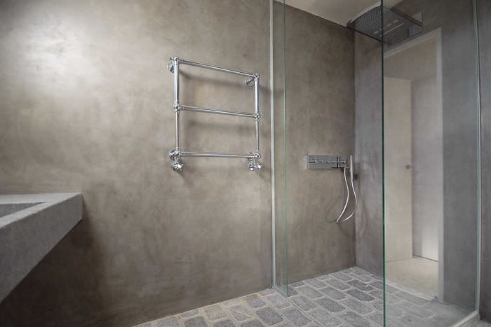 הרעיון של טיח דקורטיבי בהיר בעיצוב חדר האמבטיה