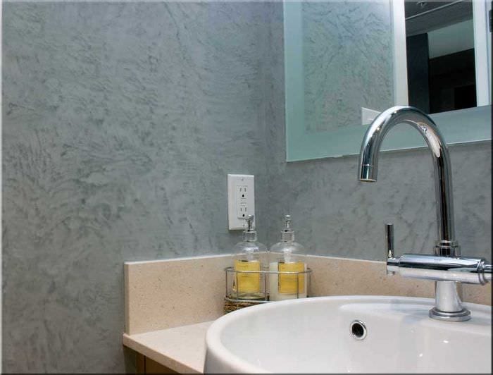גרסה של הטיח הדקורטיבי המקורי בעיצוב חדר האמבטיה