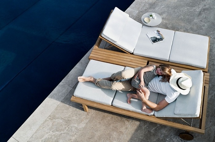 Have-lounge-møbler-sæt-vis-à-vis-nær-gulv-liggestole-hvid-polstring