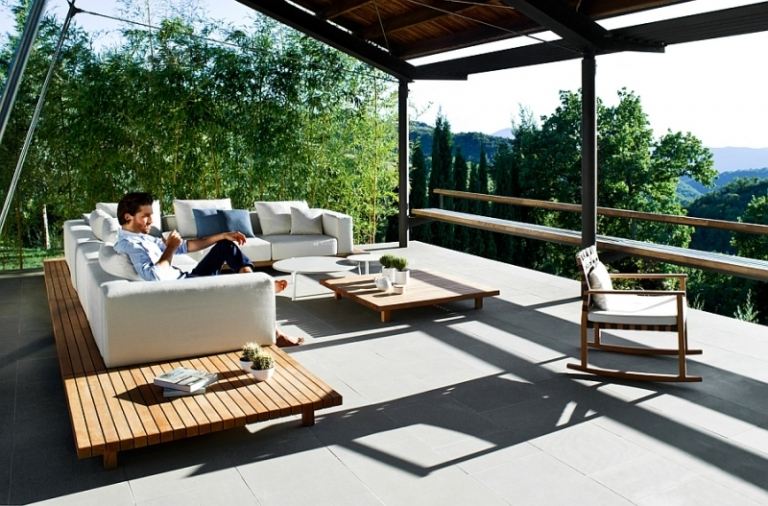 udendørs-lounge-sofa-sæt-teak-top-moderne-design-sidebord-gyngestol