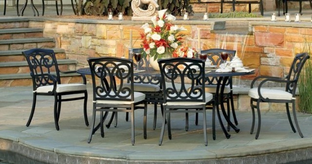 udendørs møbler smukke design ideer bord stole blomster