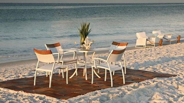 udendørs sand hav hvide bordstole cocktails