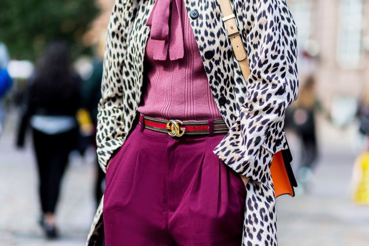 Leopard print tøj kombinerer lyserøde bukser bluse sløjfe