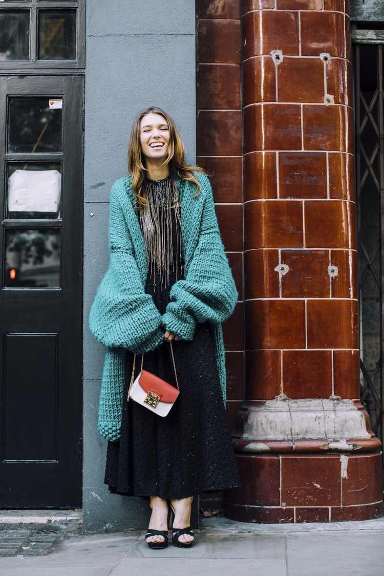 Oversized cardigan outfit ideer modetrends forår 2021