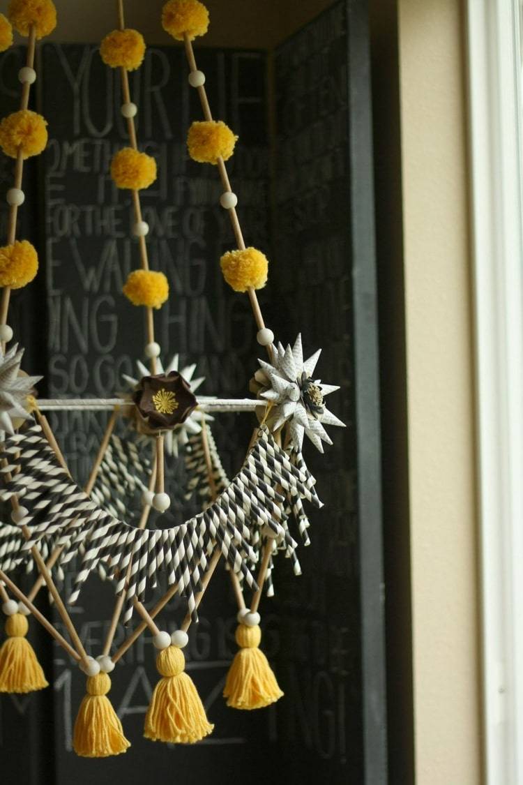 Ideer til pajaki med gule pomponer og kvaster og edelweiss lavet af avispapir