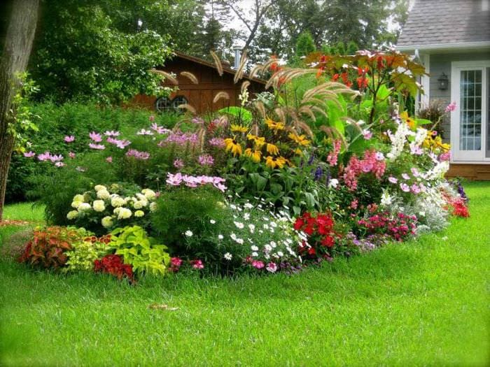 ein Beispiel für eine helle Einrichtung eines Vorgartens auf dem Land
