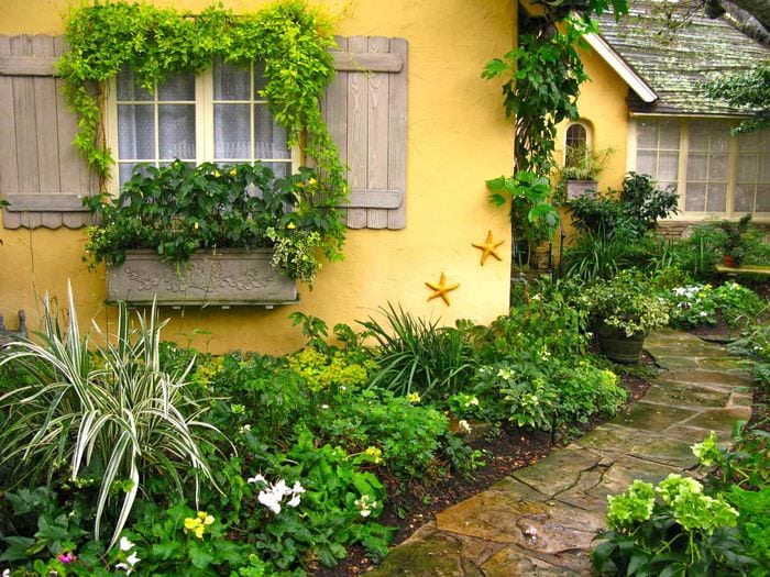 η ιδέα μιας όμορφης μπροστινής διακόσμησης κήπου στη χώρα