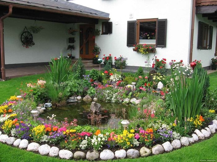 Variante der ungewöhnlichen Gestaltung des Vorgartens auf dem Land