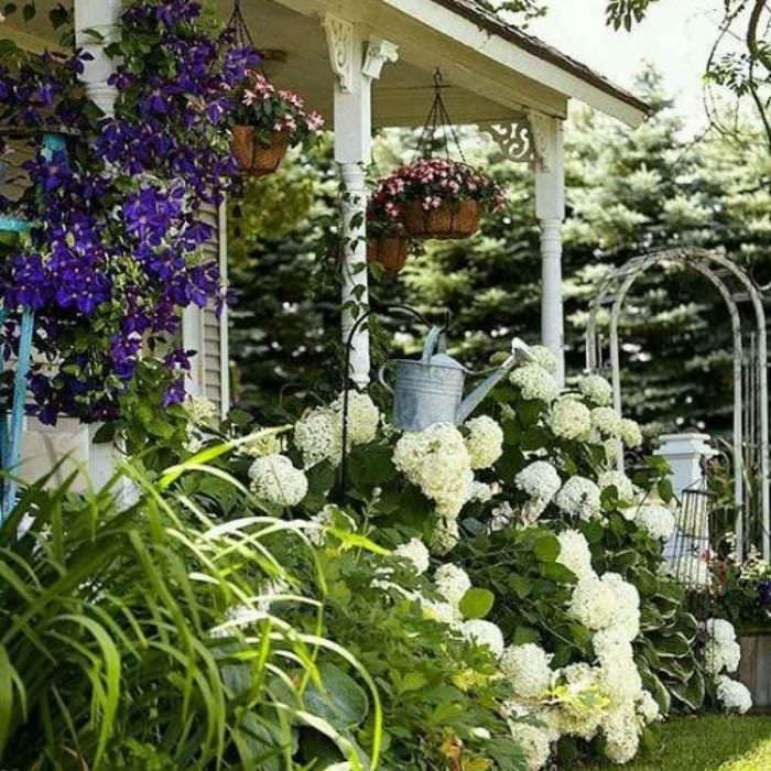 ένα παράδειγμα ασυνήθιστης διακόσμησης μπροστινού κήπου στη χώρα