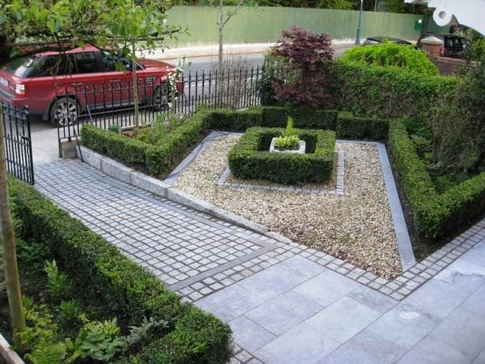 die Idee einer hellen Einrichtung für einen Vorgarten auf dem Land