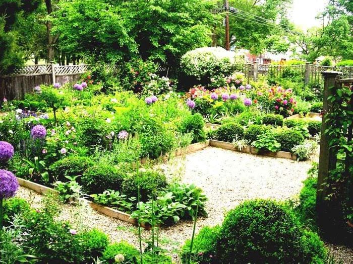μια παραλλαγή του ελαφρού σχεδιασμού του μπροστινού κήπου σε μια ιδιωτική αυλή