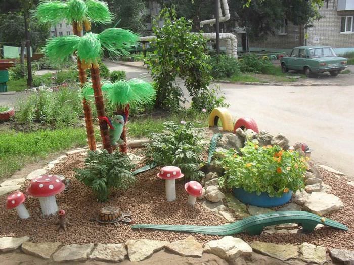 η ιδέα ενός ελαφρού ντεκόρ για έναν μπροστινό κήπο σε μια ιδιωτική αυλή
