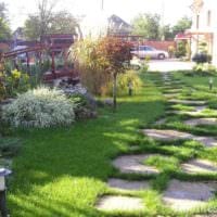 הרעיון של תפאורה קלילה לגינה קדמית בתמונה הכפרית