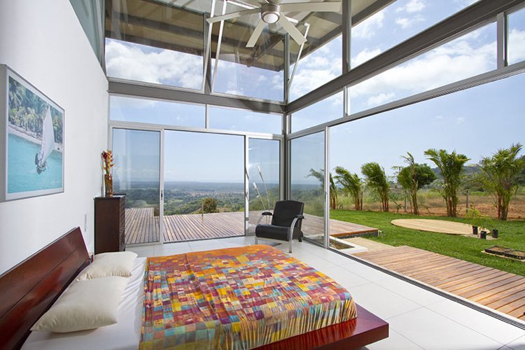 Panoramavindue til højdepunktet -hus-soveværelse-terrasse-trægulve-terrassedøre