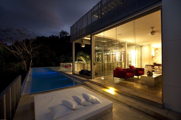 Panorama-vindue-fremhæv-moderne-hus-infinity-pool-belysning