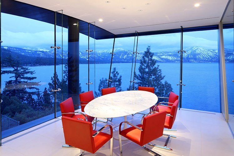 Panorama-vindue-fremhæv-udsigt-bjerge-moderne-spiseplads-bord