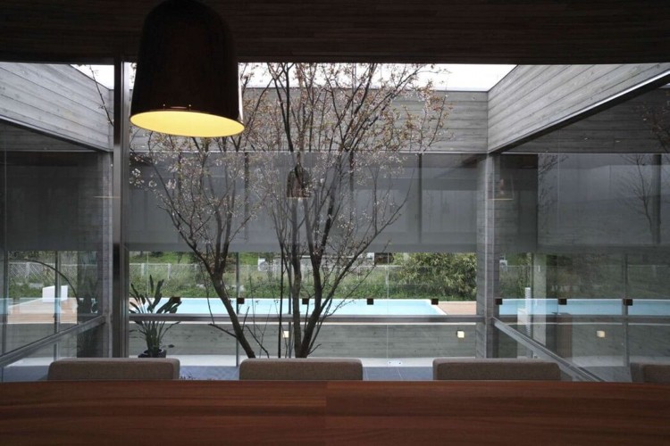 Panoramavindue til den indre have-minimalistisk-spisebord-stole-vedhæng-lampe-træ-beton