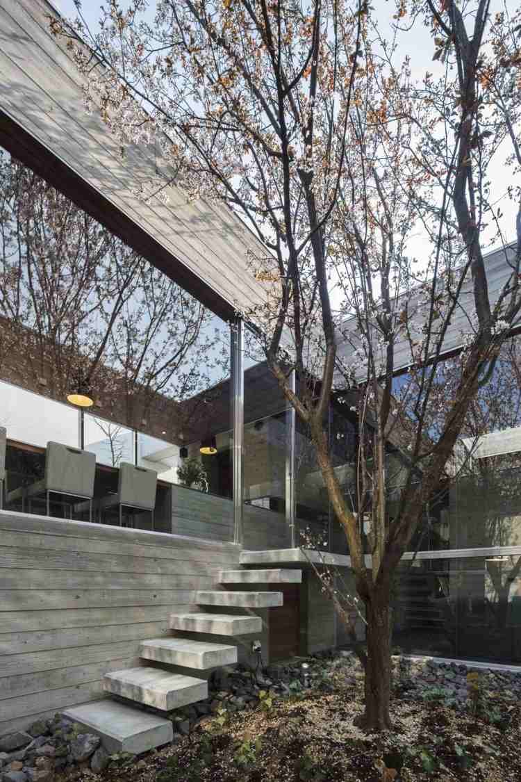 Panoramavindue-indvendig-have-minimalistisk-trappe-kirsebærtræ-moderne-beton-havedesign