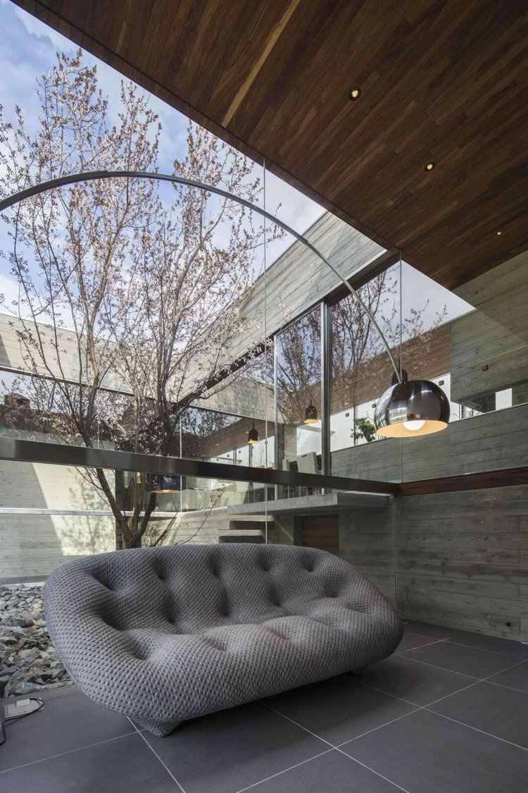 Panoramavindue til den indre have-minimalistisk-sofa-gulvlampe-beton-loftspanel