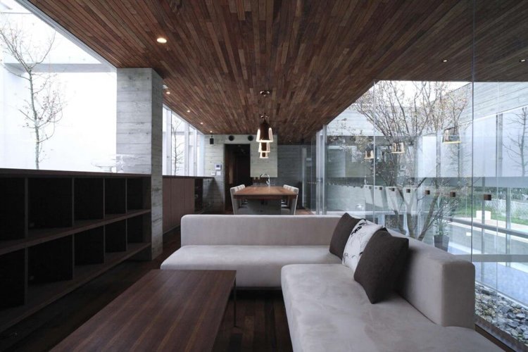 Panoramavindue-indvendig have-minimalistisk-stue-sofa-grå-loftsbelægning-træ-beton