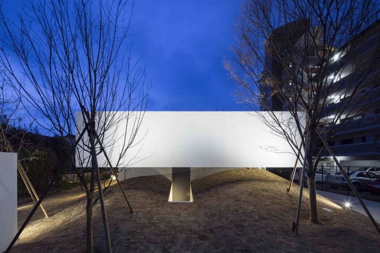 Panoramavindue-indvendig-have-minimalistisk-fladt tag-hus-moderne-arkitektur-belysning