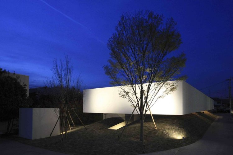 Panoramavindue-indvendig-have-minimalistisk-fladt tag-hus-moderne-arkitektur-have-belysning